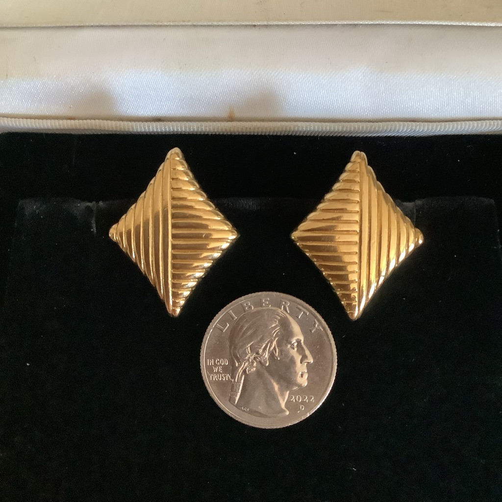 Vintage Crown Trifari Clip On Earrings 25$